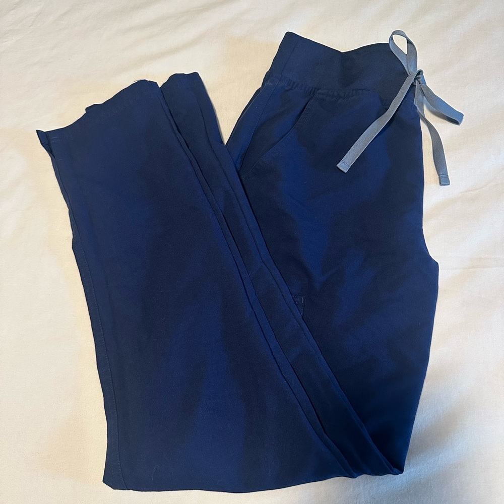 FIGS Women’s Navy Scrub Set